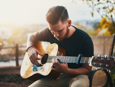 Na czym łatwiej grać ukulele czy gitara akustyczna